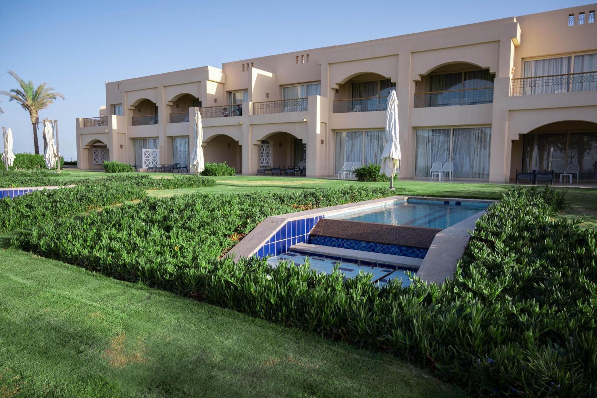 Sataya Resort Marsa Alam מראה חיצוני תמונה The resort's private pools
