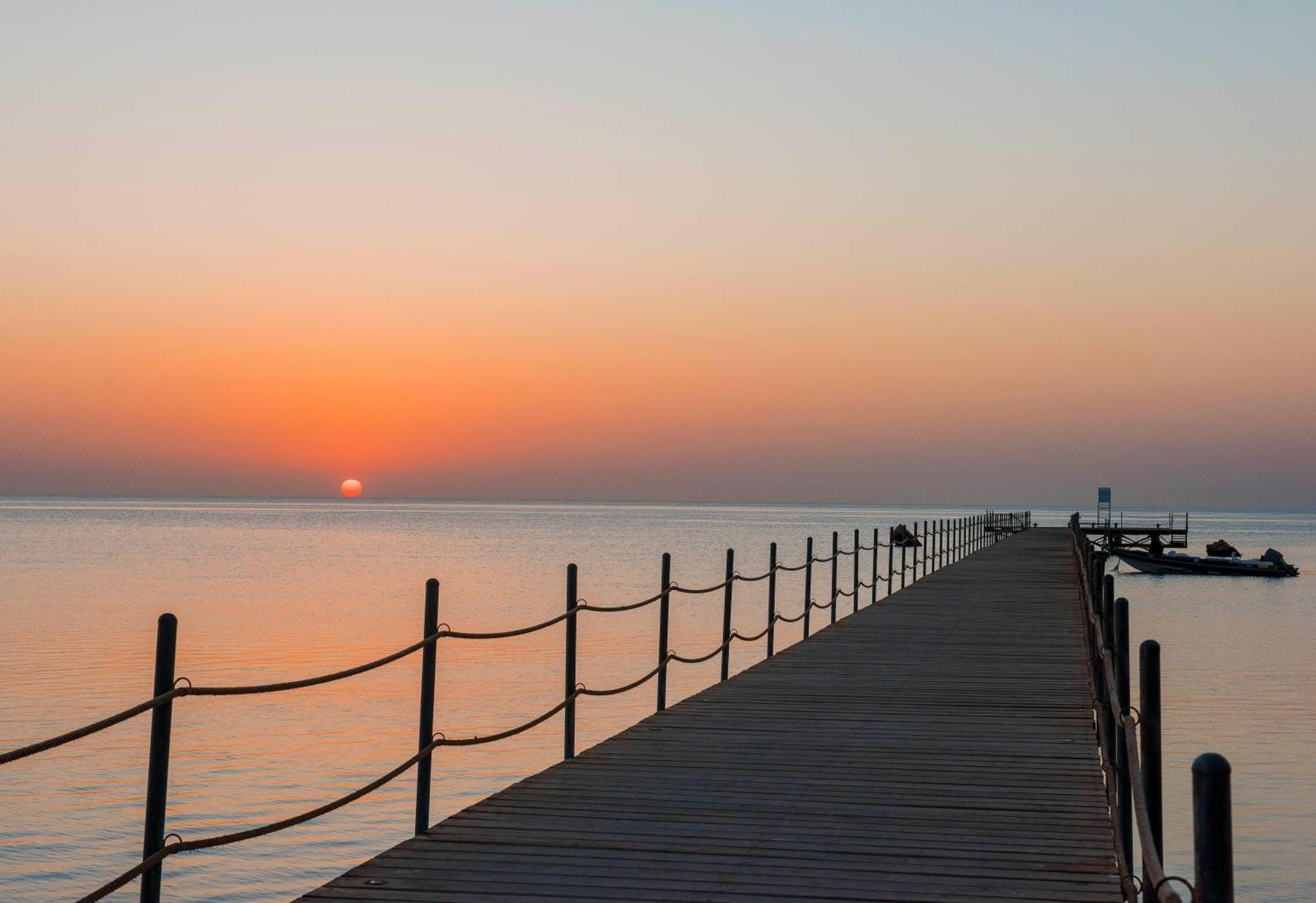 Sataya Resort Marsa Alam מראה חיצוני תמונה Sunset at the pier