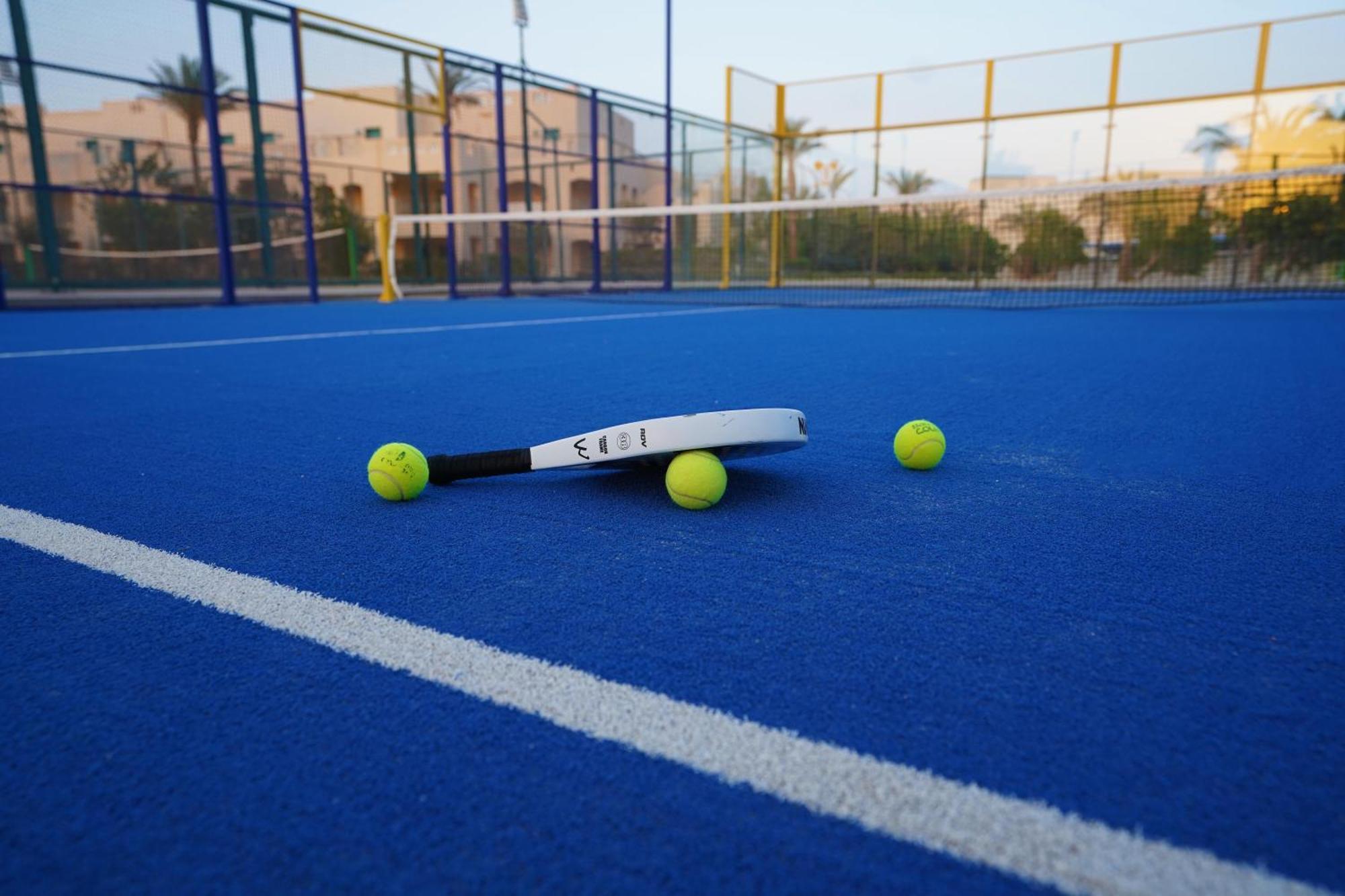 Sataya Resort Marsa Alam מראה חיצוני תמונה A paddle tennis court