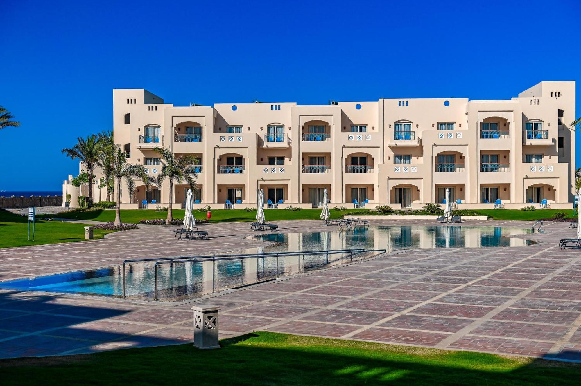 Sataya Resort Marsa Alam מראה חיצוני תמונה The resort's main pool