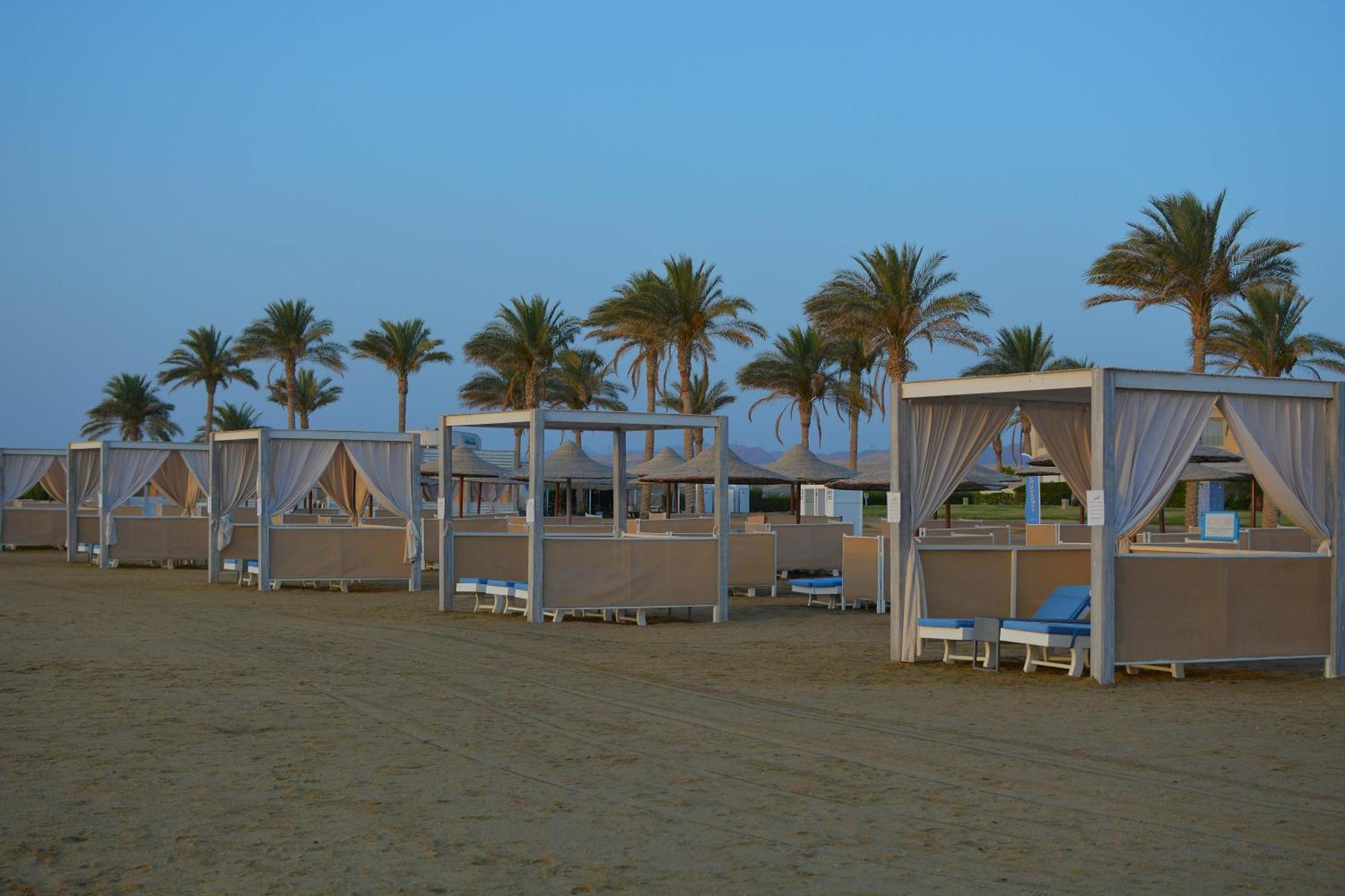 Sataya Resort Marsa Alam מראה חיצוני תמונה Cabanas at the beach