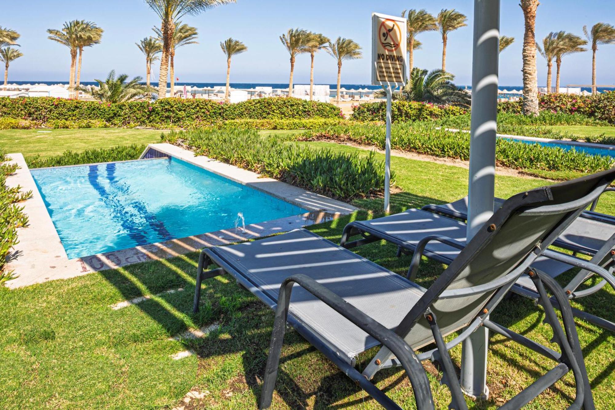 Sataya Resort Marsa Alam מראה חיצוני תמונה A poolside chaise longue